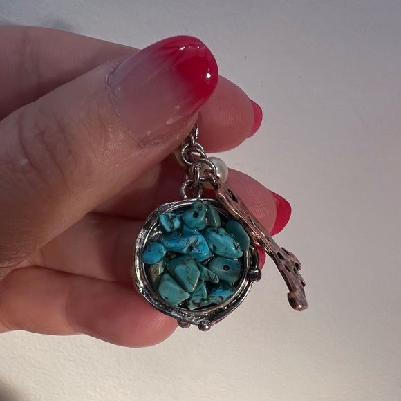 Real crushed turquoise earrings. Metal colour w/ brass, cowboy, boot, and pearl. - Picture 6 of 12